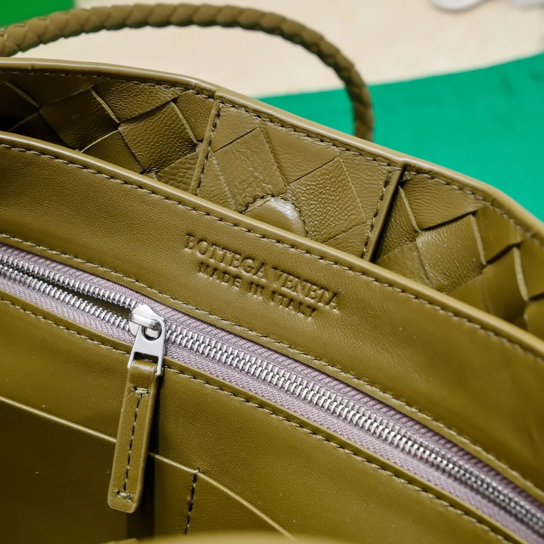 The 2023 new Andiamo batch of 2260 BV has been shipped‼ ️Really popular🔥The new Andiamo woven handbag launched by Bottega Veneta this season is really popular all over the world! ! Celebrities at home and abroad have worn it, and Oscar-winning actress Michelle Yeoh has taken it out on the street. Song Jia, Trai Yara, Yu Feihong, Sanji Ayaka, Rosie Hunting-Whiteley, Yoshioka Riho, etc. have all picked up this bag. It is classic and versatile, showing off its temperament, and the bag capacity is also large, which is very convenient for daily commuting! ! A variety of carrying methods, the shoulder straps can be adjusted by yourself, the original lambskin feels soft and delicate, and the unisex style breaks gender boundaries and brings a more practical and longer-lasting use experience. Andiamo, which has both elegant and casual styles, perfectly interprets the true appearance of "fashionable old money style". Style number: 8463 Size: 32*24*12